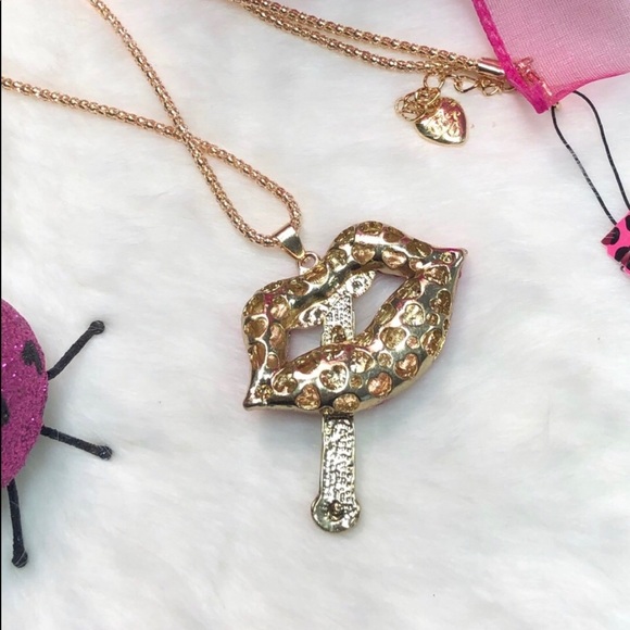 NWT BETSEY JOHNSON HOT LIPS NECKLACE - RED - Picture 3 of 4